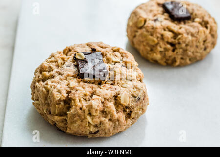 Hausgemachte Oatmeal Cookies mit bitterer Schokolade Stück. Organische Snacks. Stockfoto