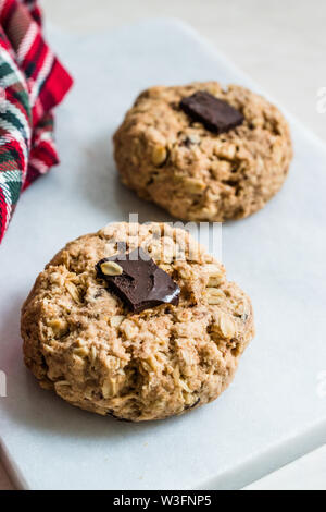 Hausgemachte Oatmeal Cookies mit bitterer Schokolade Stück. Organische Snacks. Stockfoto