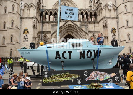 Aussterben Rebellion Bühne ein Protest der Royal Courts of Justice in London, 15. Juli 2019 übertroffen. Stockfoto