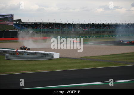 Sebastian Vettel stürzt in der Rückseite des Max Verstappen auf Stowe Corner in Silverstone beim britischen Grand Prix 2019 Stockfoto