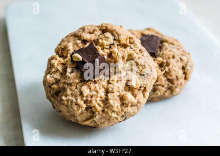 Hausgemachte Oatmeal Cookies mit bitterer Schokolade Stück. Organische Snacks. Stockfoto