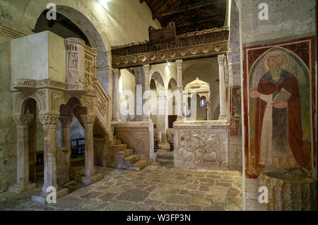 Innenraum mit Ambo, Ziborium und Ikonostase der Bergkirche Santa Maria im Valle Porclaneta. Rosciolo, Provinz l'Aquila, Abruzzen, Italien Stockfoto