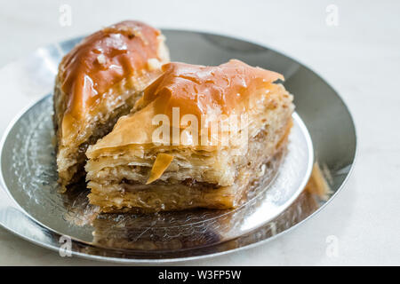 Baklava/Hausgemachte Aserbaidschan Stil mit Nussbaum in Silber Platte/Pakhlava/Baklawa. Traditionelle Dessert. Stockfoto