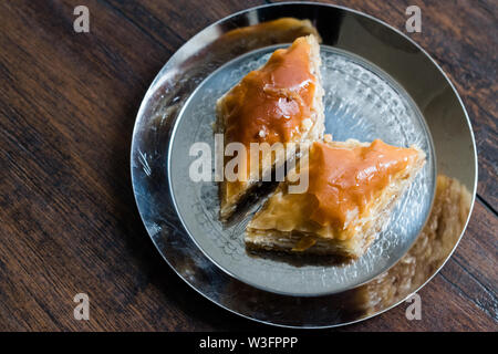 Baklava/Hausgemachte Aserbaidschan Stil mit Nussbaum in Silber Platte/Pakhlava/Baklawa. Traditionelle Dessert. Stockfoto