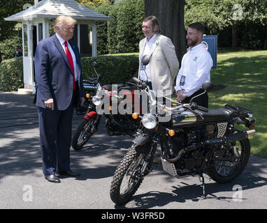 Washington, District of Columbia, USA. Am 15. Juli 2019. Juli 15, 2019, Washington, DC, USA: United States President Donald J. Trumpf prüft Janus Motorräder auf der 3. jährlichen Hergestellt in Amerika Product Showcase im Weißen Haus Kredit: Chris Kleponis/CNP/ZUMA Draht/Alamy leben Nachrichten Stockfoto