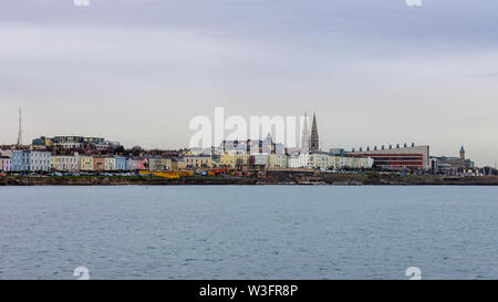 Bunte Skyline von Dun Laoghaire, Irland von 40 Fuß in der Nähe von Sandycove genommen Stockfoto