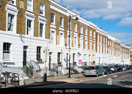 Reihenhäuser entlang Packington Street im Londoner Stadtteil Islington, London UK Stockfoto