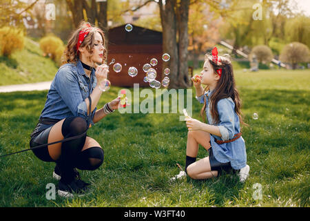 Niedlich und stilvolle Familie in einem Spring Park Stockfoto