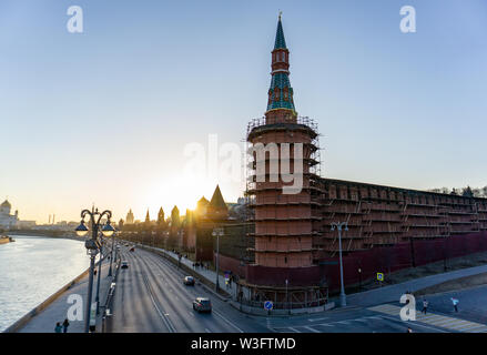 Moskau, Russland, 25. Mai, 2019: Sonnenuntergang Blick auf den Kreml und den Fluss in Moskau, Russische Architektur und Wahrzeichen, Moskauer Stadtbild Stockfoto