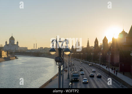 Moskau, Russland, 25. Mai, 2019: Sonnenuntergang Blick auf den Kreml und den Fluss in Moskau, Russische Architektur und Wahrzeichen, Moskauer Stadtbild Stockfoto
