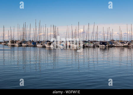 Segelboote im Hafen festgemacht - Izola, Slowenien Stockfoto