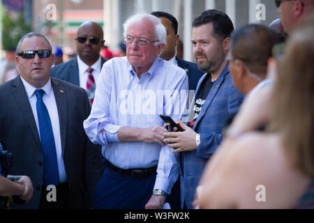 Philadelphia, Pennsylvania, USA. Am 15. Juli 2019. Juli 15, 2019 - Senator Bernie Sanders kommt zu einer Kundgebung versammelt, die Schließung von Hahnemann University Hospital in Philadelphia, PA, 15. Juli 2019 zu protestieren. Hahnemann, einem geschäftigen städtischen Healthcare Center, ist mit Blick auf die drohende Schliessung nach durch ein Hedge Fonds, die auf der Suche ist das Gebäude abzureißen und das Land in Miet- oder Einzelhandelsimmobilien drehen akquiriert wird. (Bild: © Michael CandeloriZUMA Draht) Credit: ZUMA Press, Inc./Alamy leben Nachrichten Stockfoto