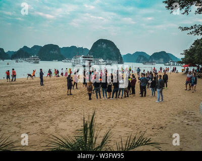 Halon Bay - Vietnam, 9. Dezember 2017 - Tourist in der Strand in Ti Top Insel in der Halong Bucht in Vietnam. Stockfoto