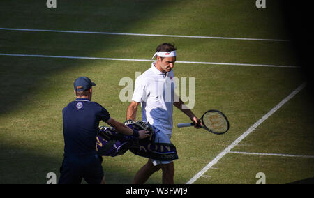 Roger Federer auf dem Center Court in Wimbledon Mens Halbfinale Spiel gegen Rafael Nadal. Bild von Nigel Bramley Stockfoto