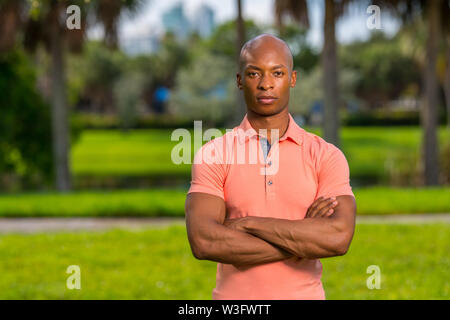 Porträt einer hübscher junger Geschäftsmann im Freien in einem rosa Poloshirt posing Stockfoto