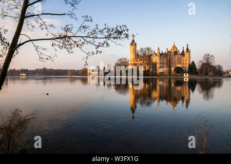 Dawn im Schweriner Schloss (Schweriner Schloss), das Wasser der Schweriner See wider. Welterbe in Mecklenburg-Vorpommern, Deutschland Stockfoto