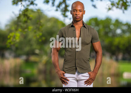 Foto von einem gutaussehenden jungen afrikanischen amerikanischen männlichen Model posiert mit den Händen in den Taschen Stockfoto