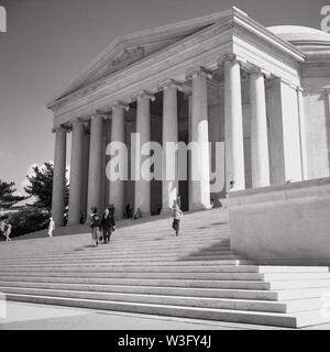 1960, historische, Menschen auf den Stufen vor dem Grand columned Thomas Jefferson Memorial Building in Washington DC, USA, erbaut zwischen 1939-43 als Mahnmal für die Gründungsväter der Vereinigten Staaten. Stockfoto