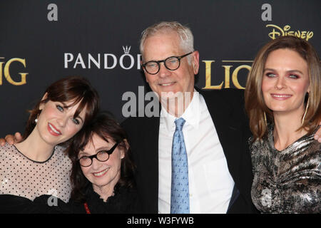 Zooey Deschanel, Mary Jo Deschane, Caleb Deschanel und Emily Deschanel in der Welturaufführung von Disney's "Der König der Löwen'. Gehalten an der Dolby Theatre in Hollywood, CA, 9. Juli 2019. Foto: Richard Chavez/PictureLux Stockfoto