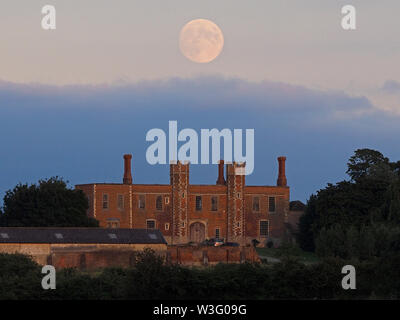 Eastchurch, Kent, Großbritannien. Am 15. Juli 2019. UK Wetter: Die vollständige Buck Mond über historische Shurland Halle in Eastchurch, Kent, wo Henry VIII. und Anne Boleyn Teil ihrer Flitterwochen verbracht. Credit: James Bell/Alamy leben Nachrichten Stockfoto