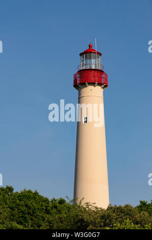 Helle rote Kappe Farbe und aktualisierte Fresnel Linse halten Sie die Cape May Lighthouse frisch und Arbeiten Stockfoto