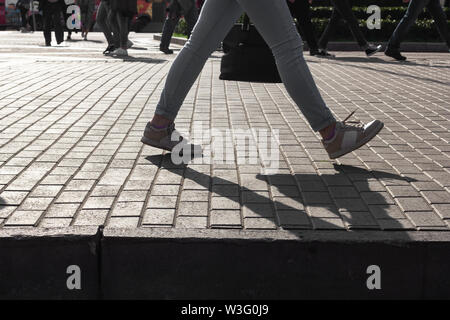 Fußgängerzone Beine Walking City urbane Frau Stockfoto