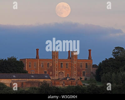 Eastchurch, Kent, Großbritannien. Am 15. Juli 2019. UK Wetter: Die vollständige Buck Mond über historische Shurland Halle in Eastchurch, Kent, wo Henry VIII. und Anne Boleyn Teil ihrer Flitterwochen verbracht. Credit: James Bell/Alamy leben Nachrichten Stockfoto