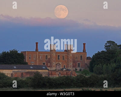 Eastchurch, Kent, Großbritannien. Am 15. Juli 2019. UK Wetter: Die vollständige Buck Mond über historische Shurland Halle in Eastchurch, Kent, wo Henry VIII. und Anne Boleyn Teil ihrer Flitterwochen verbracht. Credit: James Bell/Alamy leben Nachrichten Stockfoto