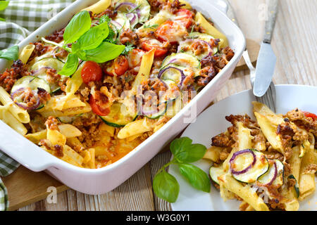 Zucchini pasta Auflauf mit Hackfleisch und Käse serviert heiß aus dem Ofen Stockfoto
