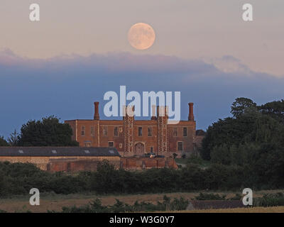 Eastchurch, Kent, Großbritannien. Am 15. Juli 2019. UK Wetter: Die vollständige Buck Mond über historische Shurland Halle in Eastchurch, Kent, wo Henry VIII. und Anne Boleyn Teil ihrer Flitterwochen verbracht. Credit: James Bell/Alamy leben Nachrichten Stockfoto