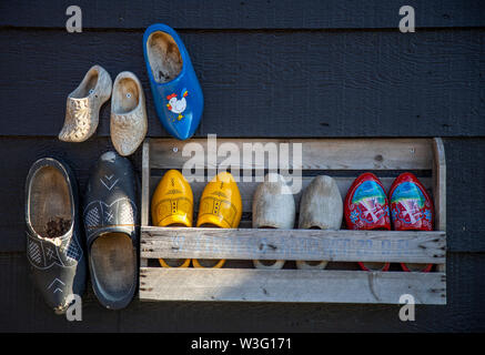 Zaanse Schans, Niederlande, historisches Dorf, Open-air Museum in Nord Holland, alte Windmühlen, Workshops, Farmen, Häuser, typisch holländische Holzschuhe, Stockfoto