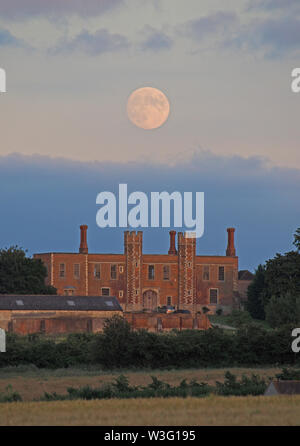 Eastchurch, Kent, Großbritannien. Am 15. Juli 2019. UK Wetter: Die vollständige Buck Mond über historische Shurland Halle in Eastchurch, Kent, wo Henry VIII. und Anne Boleyn Teil ihrer Flitterwochen verbracht. Credit: James Bell/Alamy leben Nachrichten Stockfoto