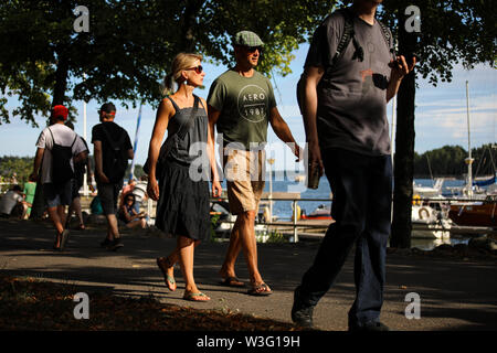 Paar im Sommer Tücher entlang am Meer Merihaka während Kallio Block Party 2018 in Helsinki, Finnland bummeln Stockfoto