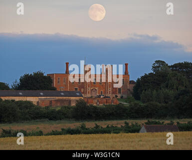 Eastchurch, Kent, Großbritannien. Am 15. Juli 2019. UK Wetter: Die vollständige Buck Mond über historische Shurland Halle in Eastchurch, Kent, wo Henry VIII. und Anne Boleyn Teil ihrer Flitterwochen verbracht. Credit: James Bell/Alamy leben Nachrichten Stockfoto