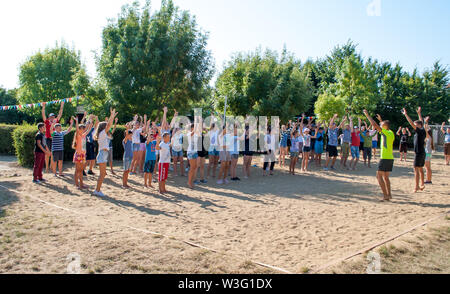 Odesa Rgn. Ukraine, 4. August 2018: Kinder und Jugendliche auf morgen Übungen im Summer Camp Stockfoto