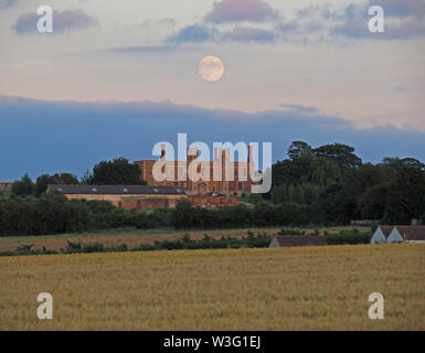 Eastchurch, Kent, Großbritannien. Am 15. Juli 2019. UK Wetter: Die vollständige Buck Mond über historische Shurland Halle in Eastchurch, Kent, wo Henry VIII. und Anne Boleyn Teil ihrer Flitterwochen verbracht. Credit: James Bell/Alamy leben Nachrichten Stockfoto