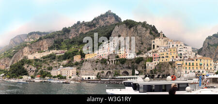 Port in berühmten Positano Resort mit vielen Boote gibt es in Italien angedockt Stockfoto