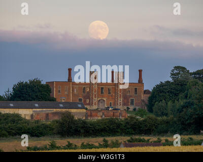 Eastchurch, Kent, Großbritannien. Am 15. Juli 2019. UK Wetter: Die vollständige Buck Mond über historische Shurland Halle in Eastchurch, Kent, wo Henry VIII. und Anne Boleyn Teil ihrer Flitterwochen verbracht. Credit: James Bell/Alamy leben Nachrichten Stockfoto