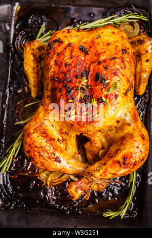 Gebackenes Huhn mit Gewürzen und Zwiebeln in Glasschale. Stockfoto