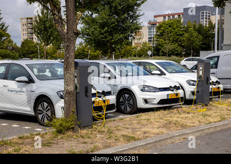 Zaandam, Niederlande, Elektrofahrzeuge, an Ladestationen, Fahrzeuge der Stadt Verwaltung, VW Golf E-Auto, der Umwelt, Stockfoto