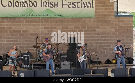 Littleton, Colorado - Juli 13, 2019: Irish Rock Band die Gewöhnlichen aus Fort Collins, Colorado, auf der Bühne des wichtigsten Colorado Irish Festival Stockfoto