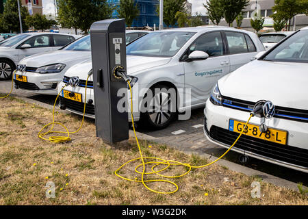 Zaandam, Niederlande, Elektrofahrzeuge, an Ladestationen, Fahrzeuge der Stadt Verwaltung, VW Golf E-Auto, der Umwelt, Stockfoto