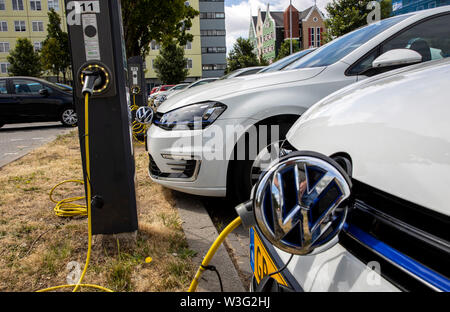 Zaandam, Niederlande, Elektrofahrzeuge, an Ladestationen, Fahrzeuge der Stadt Verwaltung, VW Golf E-Auto, der Umwelt, Stockfoto