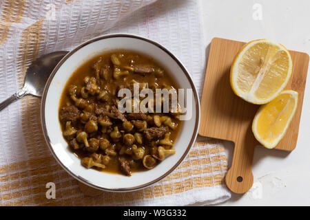 Traditionelle türkische Gerichte; Getrocknete okra Suppe mit Zitrone Stockfoto