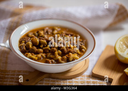 Traditionelle türkische Gerichte; Getrocknete okra Suppe mit Zitrone Stockfoto