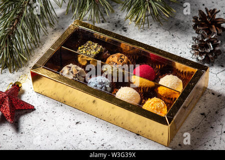 Hausgemachte Schokolade Trüffel Bonbons in einer Geschenkbox. Sortiment von Runden farbigen Bonbons Stockfoto