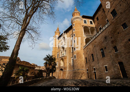 Urbino Marche Italien. Ducal Palast oder den Palazzo Ducale im Morgenlicht. Sicht Stockfoto