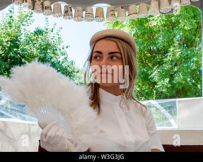 Odesa Rgn. Ukraine, 4. August 2018: Junge Mädchen spielen Miss Hamilton Zeichen an Sommer Camp Stockfoto