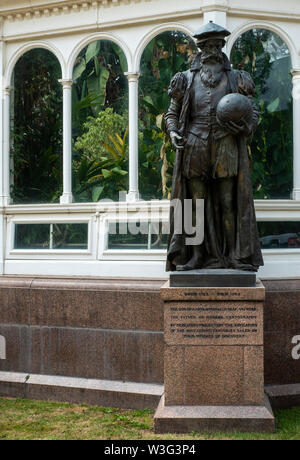 Statue des Gerardus Mercator, der Vater der modernen Kartographie und Erfinder der Projektion der Karte, die außerhalb der Palm House an Sefton Park, Liverpool (Vereinigtes Königreich Stockfoto