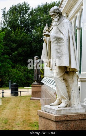 Statue von Charles Darwin, dem englischen Naturforscher, Biologe und Geologe am berühmtesten für seine Theorie der Evolution, außerhalb der Palm House an Sefton Pa Stockfoto